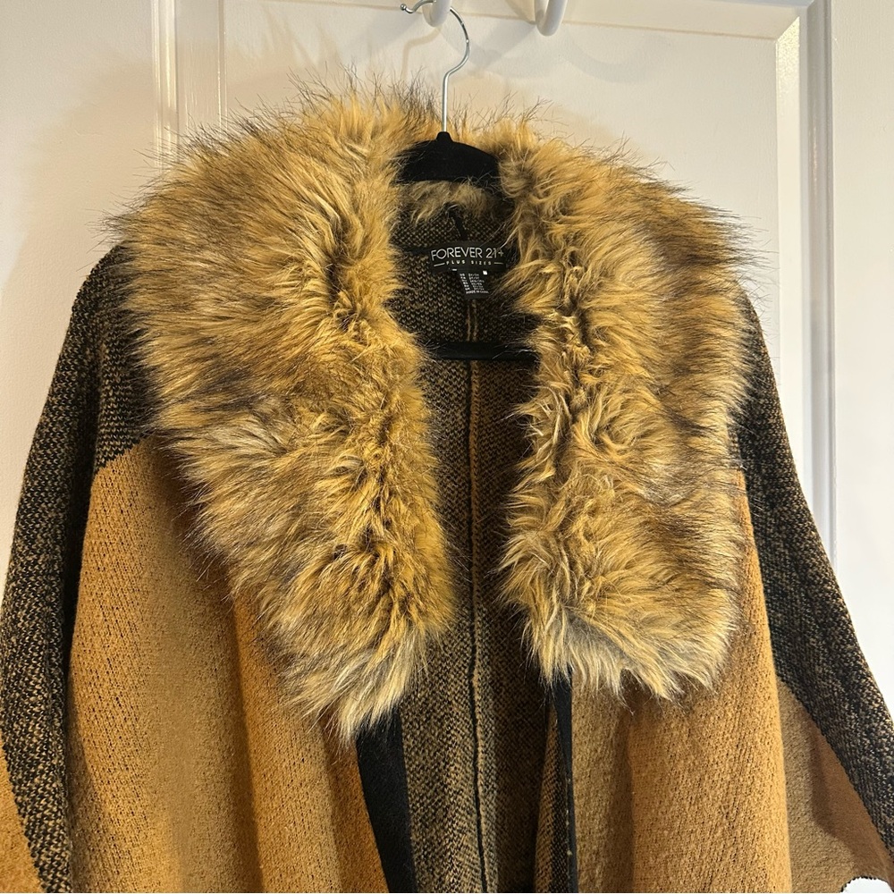 Forever 21 Plus Shawl Sweater with Detachable Faux Fur Collar in Camel Tan - Picture 4 of 9